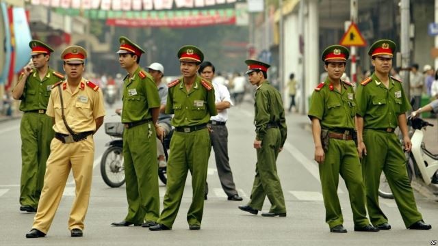 Tâm tư của người “trong ngành” trước đề xuất quản lý dịch vụ đòi nợ thuê - 2 Công an được đề nghị quản lý dịch vụ đòi nợ thuê vì “tính chất nhạy cảm” của hoạt động này. Ảnh minh họa
