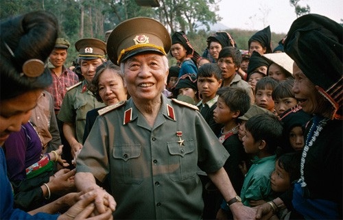 Đại tướng Võ Nguyên Giáp - vị tướng tài ba, lỗi lạc - 7 Đại tướng được bà con địa phương chào đón khi ông trở lại Điện Biên Phủ. Ảnh: Catherine Karnow