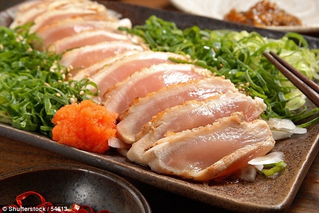 Suýt bị mù vì "nghiện" sashimi gà - 1 Sashimi gà là một món sushi trong đó các lát gà chỉ được nướng qua các cạnh chứ không chín, do đó nó mang nguy cơ truyền ký sinh trùng, như trong trường hợp của người đàn ông Nhật Bản này