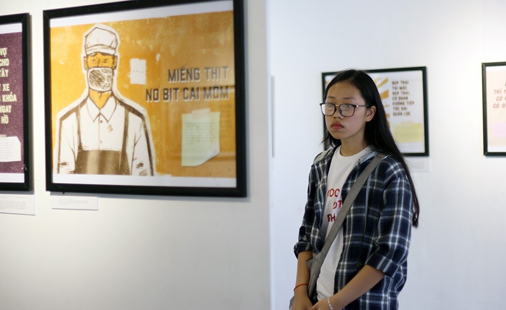 "Thương nhớ thời bao cấp" qua triển lãm tranh ở Hà Nội - 2
Mỗi bức vẽ là một sự hình ảnh hoá những câu cửa miệng, tục ngữ, thành ngữ, những câu ca vần vè, cho tới những biển hiện bán hàng, những khúc đồng dao… từng rất quen thuộc trong thời bao cấp.