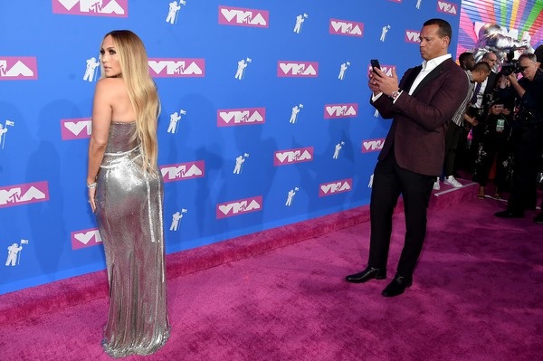Jennifer Lopez khoe dáng săn chắc - 8
Jennifer Lopez được bạn trai chụp ảnh khi dự lễ trao giải VMA cách đây ít ngày