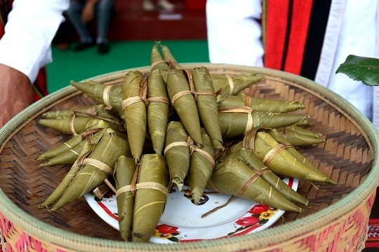 Thưởng thức ẩm thực của đồng bào các dân tộc ở miền Trung - 3 Bánh tình yêu của đồng bào Cơtu ở Quảng Nam