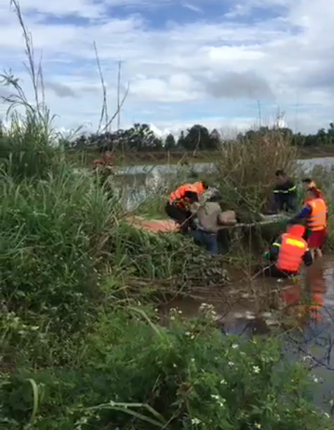 Tá hỏa phát hiện thi thể người đàn ông nổi trên bờ hồ - 1 Cơ quan chức năng tiến hành trục vớt thi thể nạn nhân (ảnh CTV)