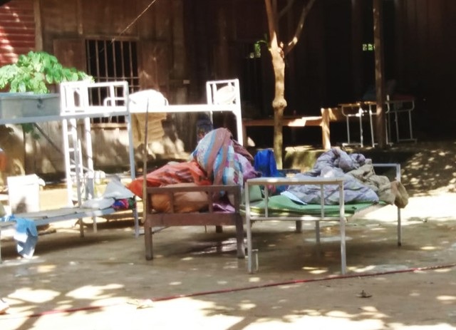 Thầy cô đến trường sau lũ: Không điện, không nước, thức ăn cũng không còn - 3 Một số vật dụng ít ỏi còn sót lại khi cơn lũ cuốn trôi khu nhà bếp của giáo viên và bếp ăn bán trú của học sinh Trường Tiểu học Mường Típ 1
