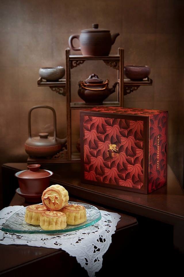 Hộp bánh trung thu 17 triệu đồng, cò mồi “ăn” ngay 4 triệu đồng - 1
Bánh trung thu cao cấp ở Hong Kong cháy hàng nên cò mồi đang ra sức thét giá trên trời.