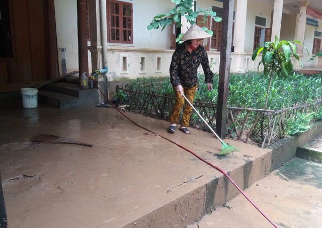 Thầy cô đến trường sau lũ: Không điện, không nước, thức ăn cũng không còn - 5 Cứ mỗi trận mưa, nước bùn lại đổ vào khu vực bếp và khu kí túc của các thầy cô giáo
