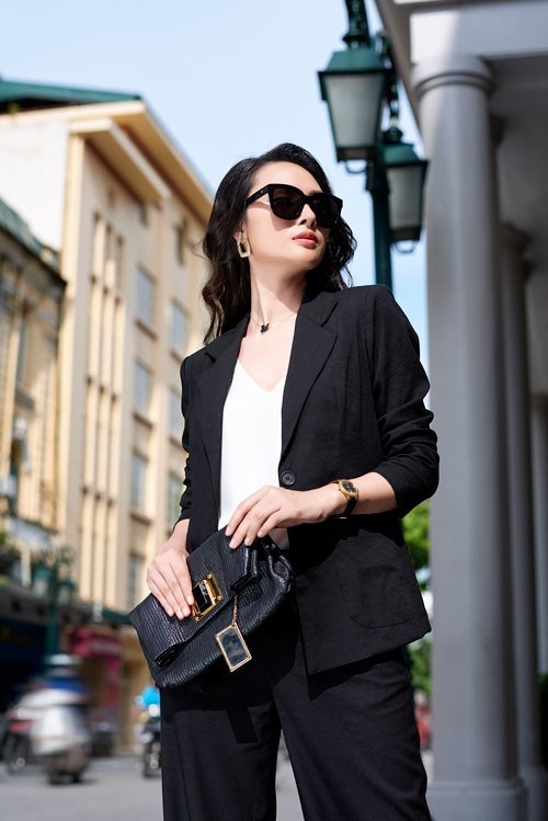 Hoa hậu Vicky Đinh thu hút với hình tượng fashionista cực chất - 2 Phong cách của những quý cô văn phòng được Vicky Đinh yêu thích. Lần này cô vẫn duy trì cách phối trang phục tối giản với bộ suits tông đen và áo trắng. Phụ kiện đen tiệp cùng tổng thể.