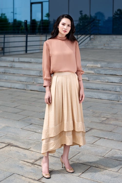 Hoa hậu Vicky Đinh thu hút với hình tượng fashionista cực chất - 5 Tông màu vàng, nâu được Vicky Đinh biến hoá khá tài tình nhờ cách phối trang phục “bắt trend” nhanh nhạy. Phụ kiện giày cao gót tông vàng góp phần hoàn thiện phong cách. Vẻ đẹp hiện đại của doanh nhân – hoa hậu thêm phần cuốn hút nhờ gu thời trang đẳng cấp.