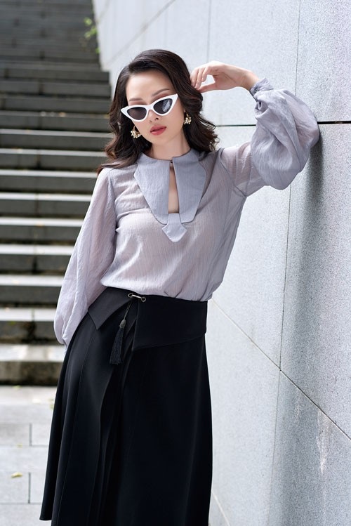 Hoa hậu Vicky Đinh thu hút với hình tượng fashionista cực chất - 4 Chiếc áo tông xám style cổ điển khá hợp với vẻ ngọt ngào của Vicky Đinh. Cô kết hợp khéo léo với chân váy xoè gam đen. Người đẹp không quên đeo kính râm cá tính làm điểm hút ánh nhìn.