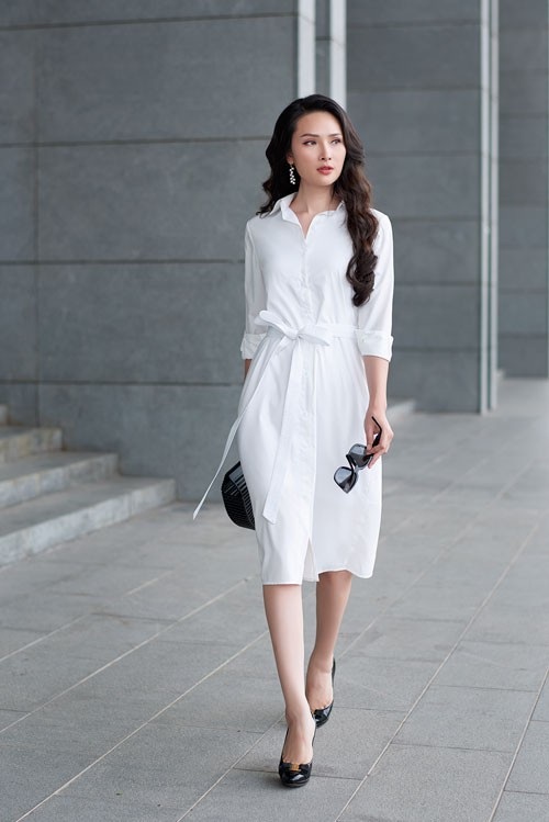 Hoa hậu Vicky Đinh thu hút với hình tượng fashionista cực chất - 6 Sải bước trên đường phố Hà thành, nữ doanh nhân “tài sắc vẹn toàn” chọn đầm trắng thanh thoát. Kết hợp phụ kiện tông đen khá ăn nhập tổng thể trang phục tối giản. Phụ kiện chiếc túi mô phỏng đan móc tạo có kiểu dáng ấn tượng làm điểm nhấn.
