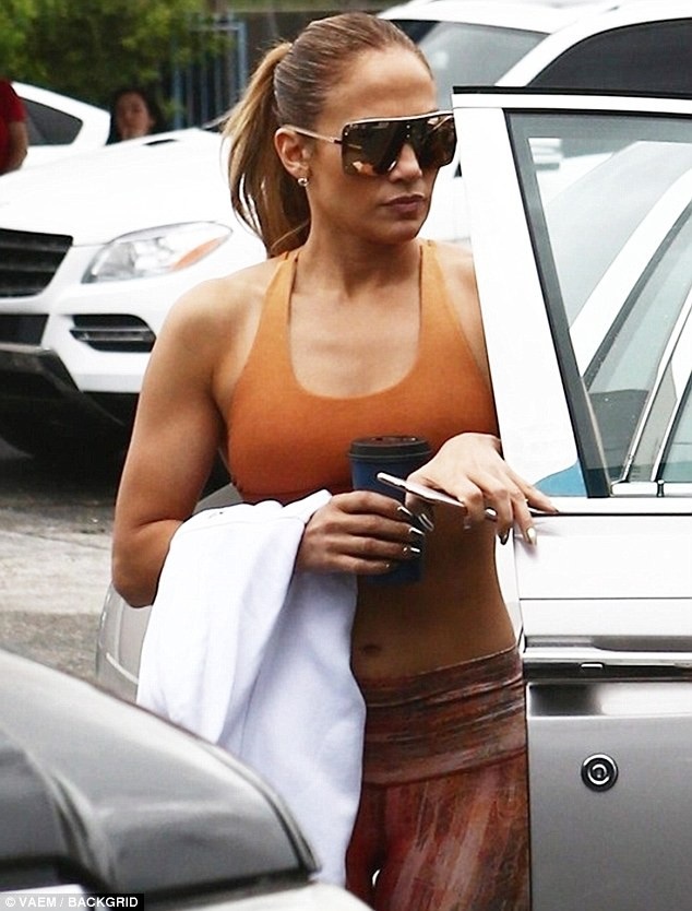 Jennifer Lopez khoe dáng săn chắc - 1
Diva Jennifer Lopez xuất hiện khỏe khoắn trên đường phố Miami ngày 25/8 vừa qua