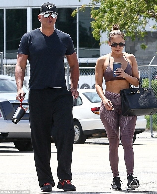 Jennifer Lopez khoe dáng săn chắc - 3
Thật khó tin là ngôi sao xinh đẹp này đã bước qua tuổi 49