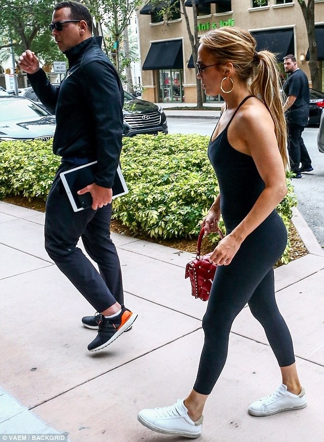 Jennifer Lopez khoe dáng săn chắc - 6
Không ai có thể phủ nhận Jennifer Lopez quá trẻ đẹp so với tuổi