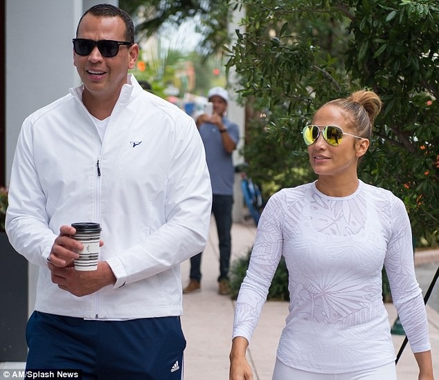 Jennifer Lopez khoe dáng săn chắc - 7
Vì thế dù hơn bạn trai 6 tuổi nhưng Jennifer Lopez vẫn vô cùng xứng đôi