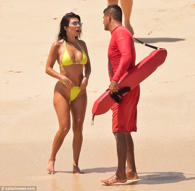 Kourtney Kardashian: Gái ba con vẫn gợi cảm - Ảnh 7. Kourtney Kardashian: Gái ba con vẫn gợi cảm - Ảnh 7.