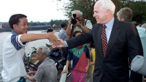Cuộc đời thăng trầm của “người hùng nước Mỹ” John McCain - 12 Theo Fox News, trong 36 năm làm chính trị, ông McCain đã đạt được rất nhiều thành tựu quan trọng, trong đó nổi bật là vai trò cầu nối, thúc đẩy Mỹ và Việt Nam bình thường hóa quan hệ, quên đi quá khứ, hướng tới tương lai; sự ra đời của đạo luật cải cách tranh cử; đạo luật đối xử với tù nhân; chiến dịch cải cách tài chính Mỹ năm 2002; vấn đề nhập cư; đạo luật cải tổ bảo hiểm… Trong ảnh: Ông McCain bắt tay người dân Việt Nam trong chuyến thăm hồ Trúc Bạch.