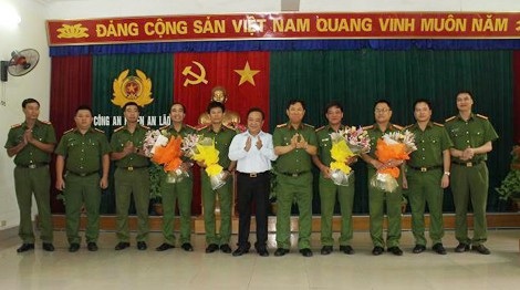 Xuyên bão đêm bắt giữ hung thủ sát hại bà chủ nhà nghỉ ở Hải Phòng - 3 Công An thành Phố Hải Phòng và huyện An Lão biểu dương lực lượng phá án.