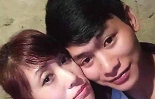 Chuyện tình "cô-cháu" chàng 19, nàng 49 tuổi gây bão dư luận - 1 Chuyện tình "cô-cháu" chàng 19, nàng 49 tuổi gây bão dư luận - 1