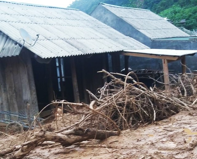 Thầy cô đến trường sau lũ: Không điện, không nước, thức ăn cũng không còn - 4 Đất đá, cây rừng bủa vây, chực vùi lấp khu nhà ở của giáo viên