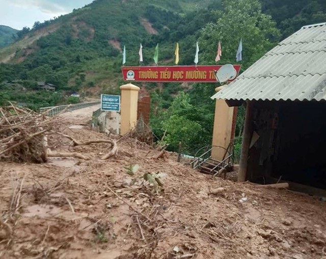 Thầy cô đến trường sau lũ: Không điện, không nước, thức ăn cũng không còn - 2 Cơn lũ ngày 17/8 cuốn theo một khối lượng đất đá cực lớn án ngữ trước công trường tiểu học Mường Típ 1, tràn cả vào sân