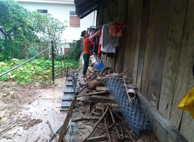 Thầy cô đến trường sau lũ: Không điện, không nước, thức ăn cũng không còn - 6 Đời sống của giáo viên Trường Tiểu học Mường Típ 1 cũng như các trường học trên địa bàn Tà Cạ, Mường Típ, Mường Ải (huyện Kỳ Sơn, Nghệ An) trở nên khó khăn, thiếu thốn ngay trước thềm năm học mới