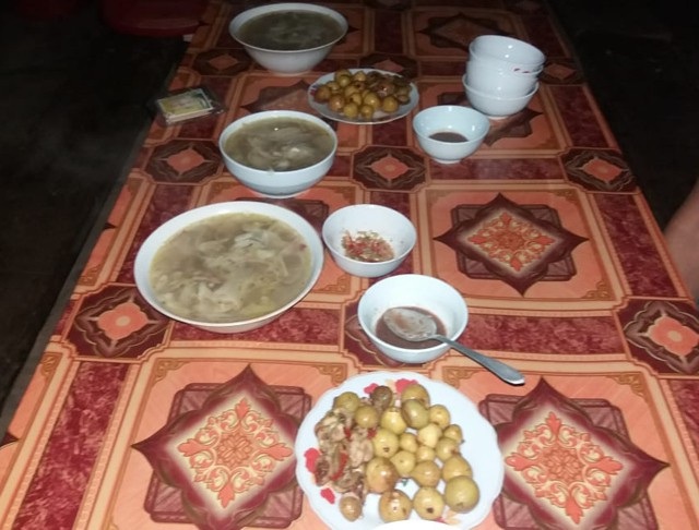 Thầy cô đến trường sau lũ: Không điện, không nước, thức ăn cũng không còn - 7 Giao thông đang bị chưa cắt, thực phẩm dự trữ đã cạn kiệt, bữa ăn của các thầy cô chỉ có măng rừng, sung muối