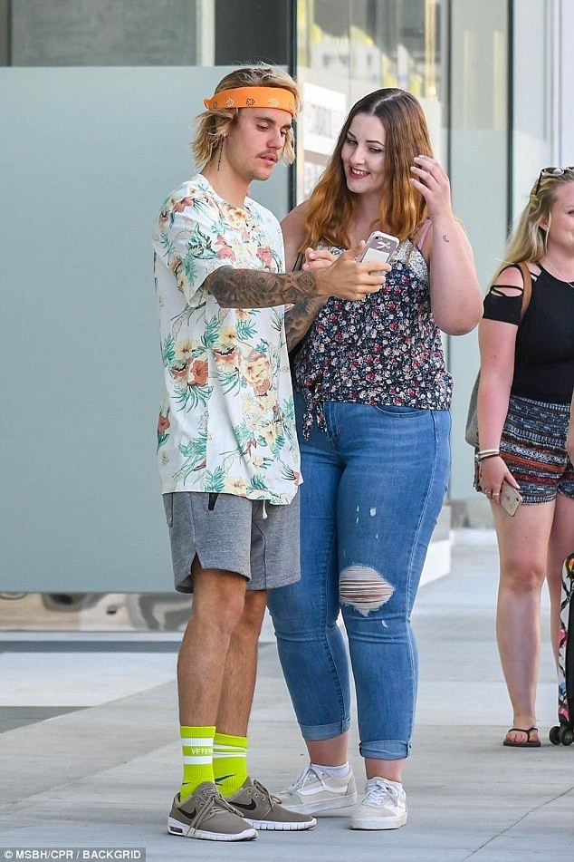 
Justin Bieber được fans nhận ra trên đường phố Beverly Hills, Mỹ ngày 26/8 vừa qua
