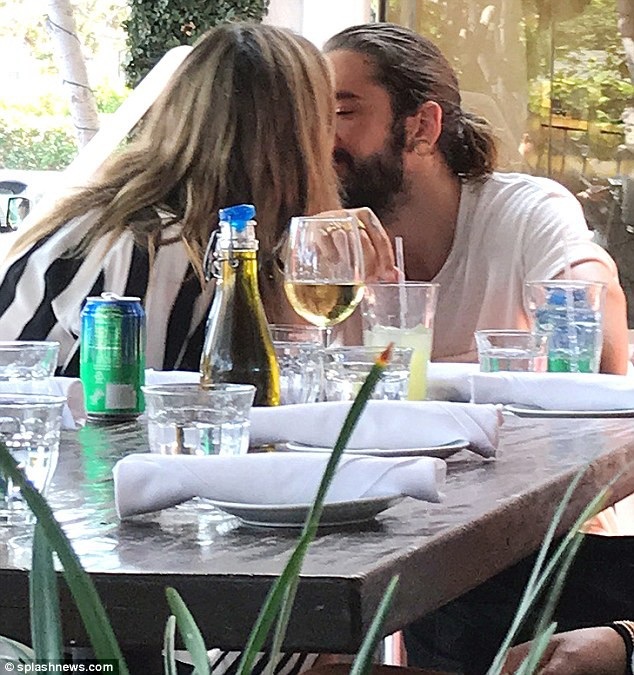 Heidi Klum tình tứ hôn bạn trai kém 17 tuổi - 1
Heidi Klum hôn say đắm bạn trai Tom Kaulitz, 28 tuổi khi đi ăn trưa tại 1 nhà hàng ở Hollywood ngày 26/8 vừa qua