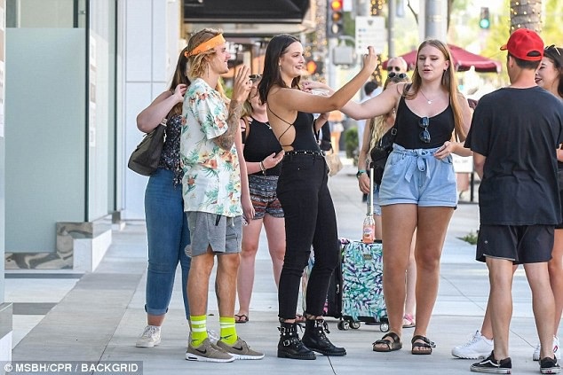 
Nam ca sỹ nổi tiếng ăn vận đơn giản và anh vui vẻ nán lại chụp hình với người hâm mộ
