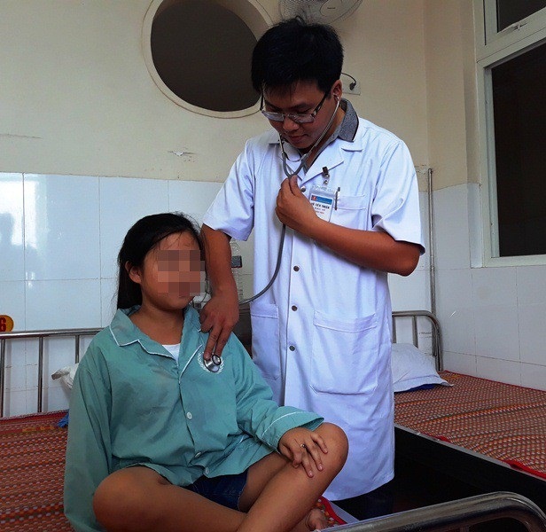Mắc bệnh lạ, bé 11 tuổi “đổ mồ hôi máu” - 2 Hiện tại, chưa có phác đồ điều trị cho bé mà chỉ điều trị triệu chứng, giảm lo âu, căng thẳng cho bé.