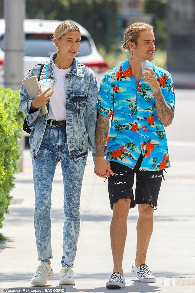 
Sau đó Justin Bieber đưa hôn thê Hailey Baldwin đi dạo trên phố
