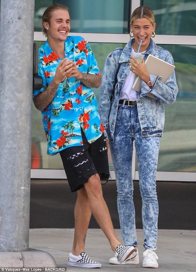 
Cặp đôi vui vẻ trò chuyện
