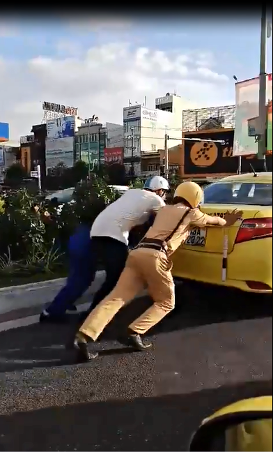 Chiến sĩ CSGT gò lưng đẩy xe taxi bị hỏng giữa đường - 2
Nhiều người dân đi đường đã dừng lại cùng giúp tài xế taxi.
