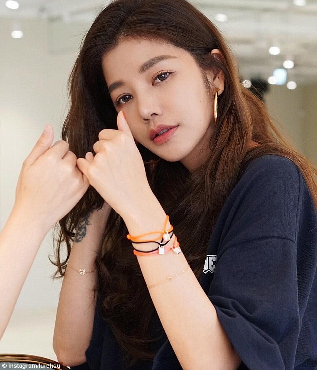 “Người đẹp không tuổi” tiết lộ bí quyết “43 trông như... 23” - 2 Nhà thiết kế thời trang người Đài Loan - Lure Hsu (43 tuổi) - rất nổi tiếng trong cộng đồng mạng xứ Đài vì vẻ đẹp không tuổi của mình.