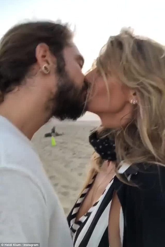 Heidi Klum tình tứ hôn bạn trai kém 17 tuổi - 5
Người đẹp Đức nói, cô chỉ nhớ tới tuổi của mình khi mọi người hỏi đến