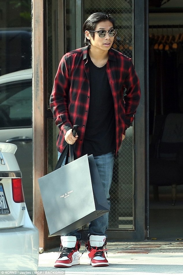 Angelina Jolie gợi cảm ra phố cùng Pax Thiên - 5 
Cậu nhóc khá cao lớn, sành điệu và thường xuyên hộ tống mẹ đi sự kiện