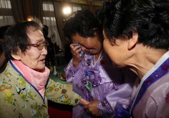 Đường dây liên lạc bí mật kết nối những gia đình Hàn-Triều ly tán - 2 Có những người ly tán đã chết trước khi có cơ hội được gặp thân nhân lần cuối nhưng cũng có những người sử dụng các kênh phi chính thống để đoàn tụ. (Ảnh minh họa: Reuters)