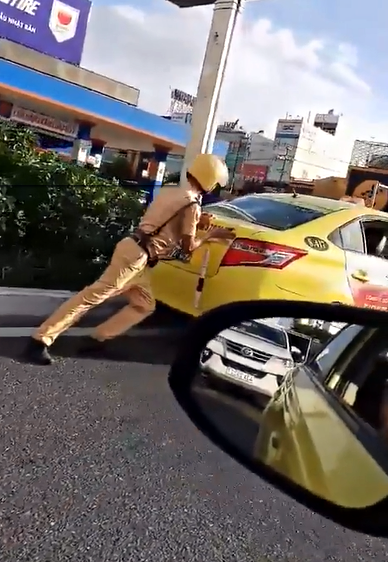
Hình ảnh CSGT Đà Nẵng đẩy xe hỏng giúp tài xế taxi khiến nhiều người cảm kích
