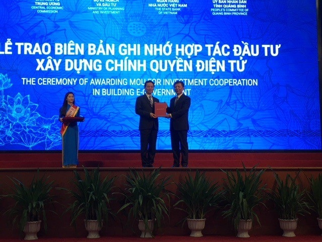 Thủ tướng: "Đừng để gió Lào thổi bay lời hứa đầu tư!" - 5
Quyền Bộ trưởng Bộ TT-TT Nguyễn Mạnh Hùng trao biên bản ghi nhớ hợp tác triển khai xây dựng Chính quyền điện tử tỉnh Quảng Bình cho ông Nguyễn Hữu Hoài, Chủ tịch UBND tỉnh.