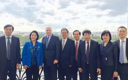 “John McCain là biểu tượng của quá trình hòa giải quan hệ Việt-Mỹ” - 2
Đoàn đại biểu Việt Nam dự khoá đối thoại chính sách cao cấp VELP ở Harvard. Ông Vũ Quang Minh đứng ngoài cùng bên phải (Ảnh: Facebook cá nhân).
