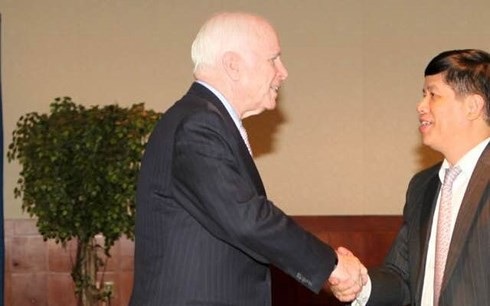 “John McCain là biểu tượng của quá trình hòa giải quan hệ Việt-Mỹ” - 3
TNS John McCain gặp ông Nguyễn Quốc Cường khi đang là Đại sứ Việt Nam tại Hoa Kỳ (2011-2014) (Ảnh: Facebook cá nhân).