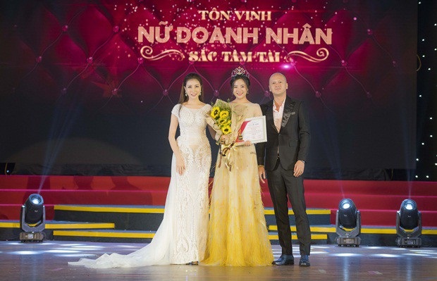 Hoa hậu Đại sứ Stella Chang được tôn vinh Top 10 Nữ doanh nhân Sắc Tâm Tài 2018 - 2 Hoa hậu Đại sứ lưu lại khoảnh khắc hạnh phúc này cùng Hoa hậu Doanh nhân người Việt Thế giới 2016, Top 10 Nữ doanh nhân Sắc Tâm Tài 2016, Tổng Giám đốc hệ thống Adora Skincare & Luxury Spa Nguyễn Lam Cúc và Nhà thiết kế Patrick Phạm.