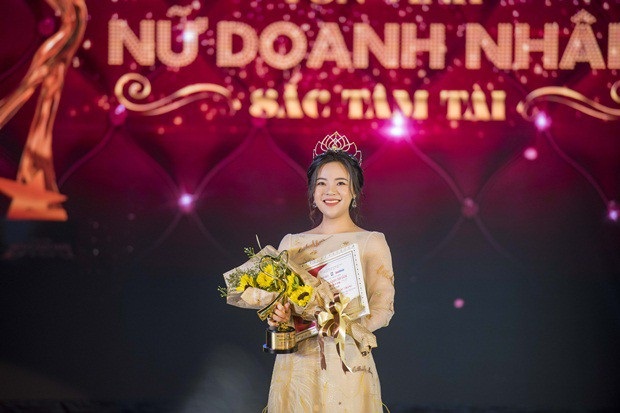 Hoa hậu Đại sứ Stella Chang được tôn vinh Top 10 Nữ doanh nhân Sắc Tâm Tài 2018 - 3 Hoa hậu Đại sứ rạng rỡ trên sân khấu tôn vinh Nữ doanh nhân Sắc Tâm Tài 2018. Người đẹp chia sẻ, đây là niềm vui bất ngờ nối tiếp niềm vui sau khi đăng quang Hoa hậu Đại sứ Doanh nhân Toàn năng Châu Á tại Singapore ngày 11/8 vừa qua.