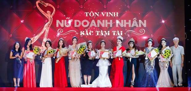 Hoa hậu Đại sứ Stella Chang được tôn vinh Top 10 Nữ doanh nhân Sắc Tâm Tài 2018 - 8 Hoa hậu Đại sứ Stella Chang được tôn vinh Top 10 Nữ doanh nhân Sắc Tâm Tài 2018 - 8