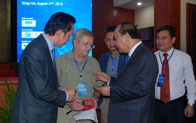 Thủ tướng: "Đừng để gió Lào thổi bay lời hứa đầu tư!" - 3 Thủ tướng Nguyễn Xuân Phúc thăm hỏi Chuyên gia Howard Limbert, người có công lớn trong việc khám phá và phát triển du lịch hang động tại Quảng Bình