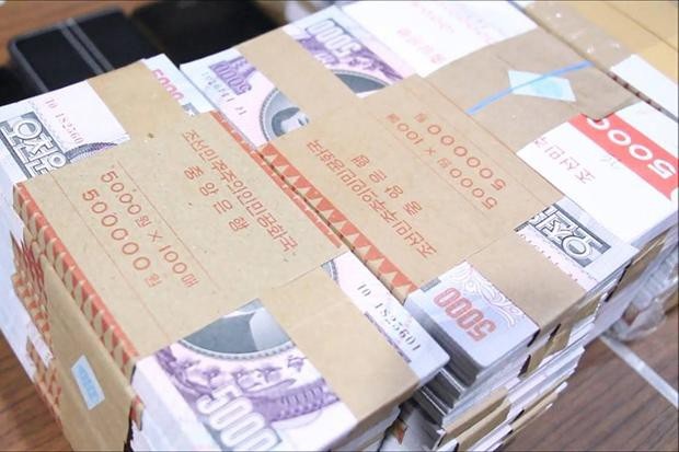 Thái Lan tịch thu 900 triệu đồng tiền Bắc Triều Tiên giả - 1
Số tiền Triều Tiên giả mệnh giá 5.000 Won bị cảnh sát Thái Lan tịch thu từ 6 nghi phạm ở quận Bang Lamung. (Nguồn: Chaiyot Pupattanapong)