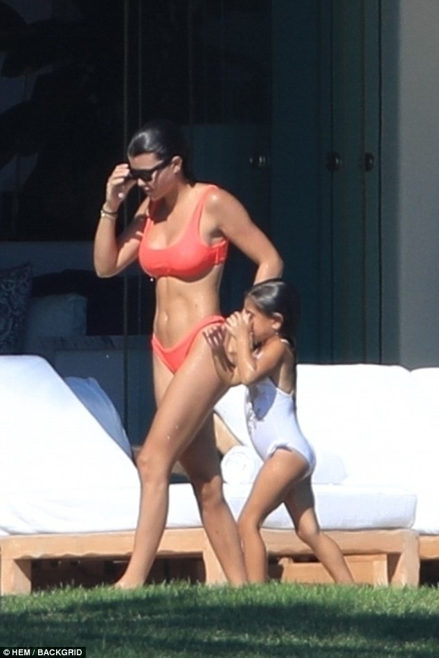 Sofia Richie thân thiết với con riêng của bạn trai - 1
Sofia Richie đi nghỉ mát cùng bạn trai Scott Disick và 3 con riêng của anh này