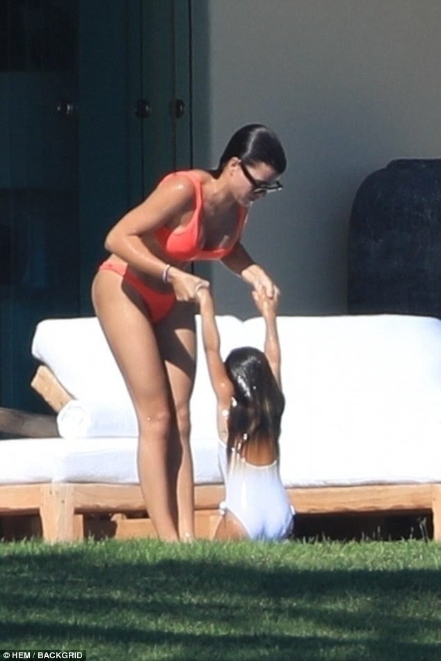 Sofia Richie thân thiết với con riêng của bạn trai - 6
Sofia Richie khoe dáng hoàn hảo bên nhóc Penelope, 3 tuổi