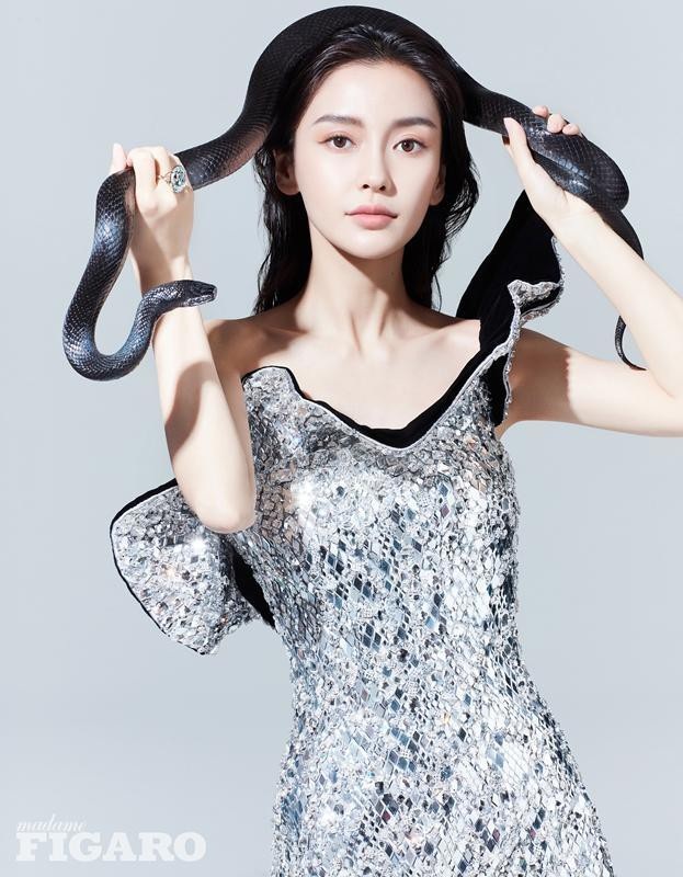 "Bà xã" của Huỳnh Hiểu Minh chụp ảnh với rắn - 4 
Năm 2015, cô kết hôn với Huỳnh Hiểu Minh và sự nghiệp ngày một thăng hoa. Người đẹp mang hai dòng máu Âu - Á luôn cố gắng chứng tỏ mình là người năng động và vượt qua cái bóng của ông xã. Nhiều ý kiến cho rằng, Angelababy được trọng dụng vì cô là vợ của Huỳnh Hiểu Minh.