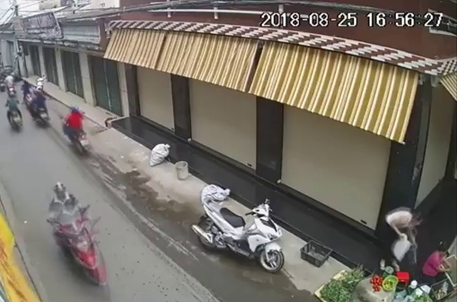 Bắt người phụ nữ đi xe tay ga trộm giỏ tiền của bà bán rau - 1 Bà Liễu lấy trộm giỏ sách khi bà chủ sạp rau đang bán hàng (hình cắt từ clip)